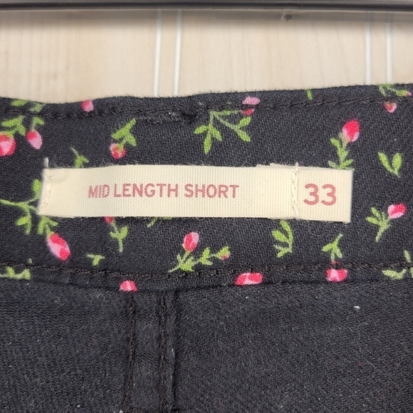 Levi’s Black Floral Mid Length Shorts Sz 33 - Picture 5 of 5